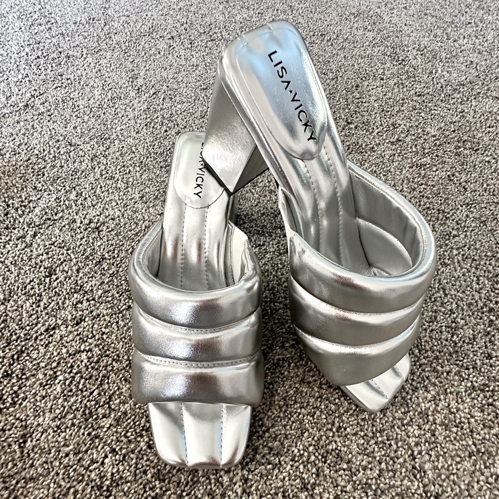 LISA VICKY VERY SANDAL METALLIC SILVER Women’s 7.5 New In Box 3” Heel